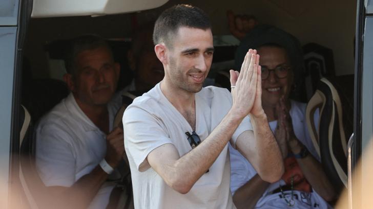 L’otage israélien libéré Avinatan Or saluant des sympathisants à son arrivée à l’hôpital Beilinson, dans le centre d’Israël, le 13 octobre 2025.