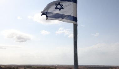 À Rouen, une enquête ouverte après la dégradation d'une bâche représentant les drapeaux israélien et palestinien