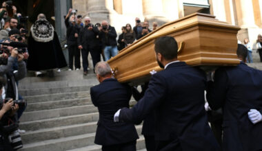 Des centaines de personnes rendent un dernier hommage à Claudia Cardinale à Paris - 30/09/2025 à 21:00