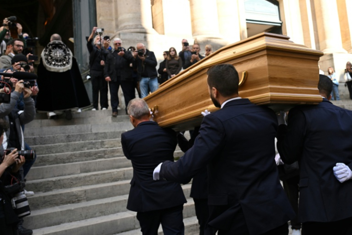 Des centaines de personnes rendent un dernier hommage à Claudia Cardinale à Paris - 30/09/2025 à 21:00