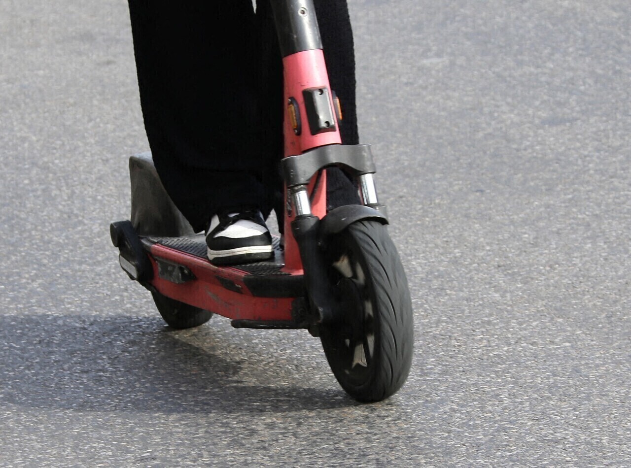 Un crash test entre une trottinette électrique et une voiture organisé lundi dans un collège à Strasbourg