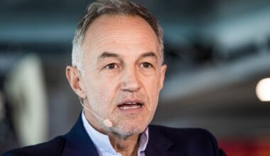 Candidat à Paris, Emmanuel Grégoire se pose en anti-Bolloré