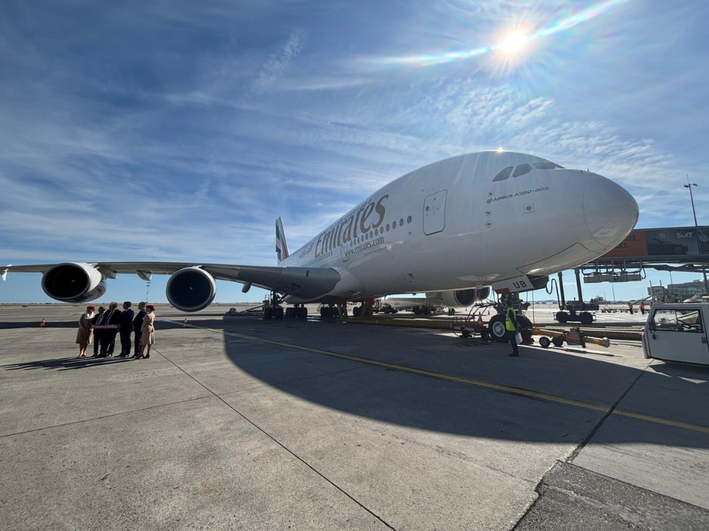 Présente à l'aéroport de Nice avec son A380, Emirates réfléchit à ajouter des vols