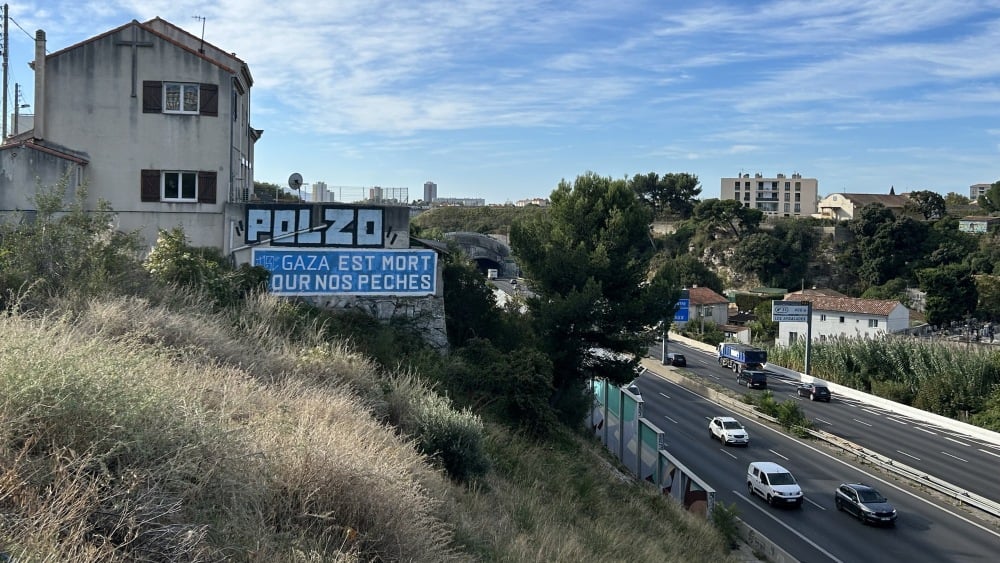 L'inscription "Christ est mort pour nos pêchés" au bord de l'A7 à Marseille vandalisée en soutien à Gaza