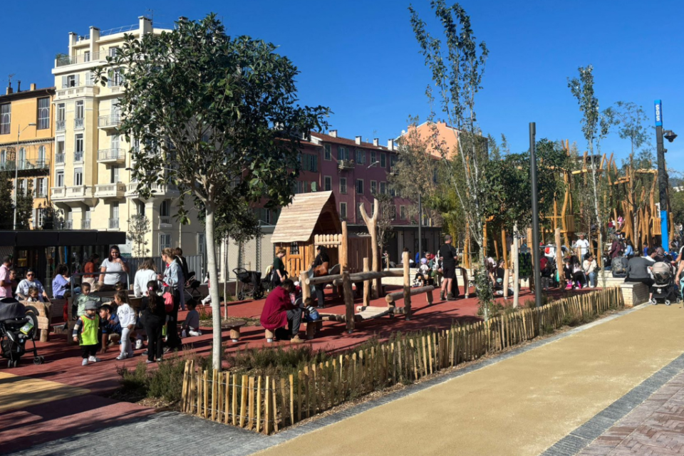 De nombreux jeux pour enfants sont disponibles dans le parc.