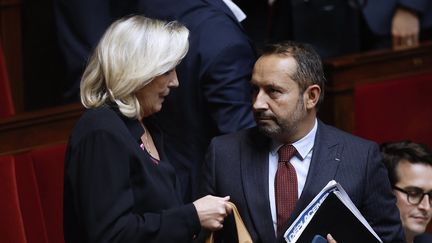 Marine Le Pen et Sébastien Chenu, respectivement présidente et vice-président des députés du Rassemblement national (RN), lors d'un séance à l'Assemblée nationale, le 1er octobre 2025. (YOAN VALAT / EPA)