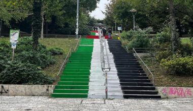 Un escalier des pentes de la Croix-Rousse à Lyon tagué aux couleurs de la Palestine