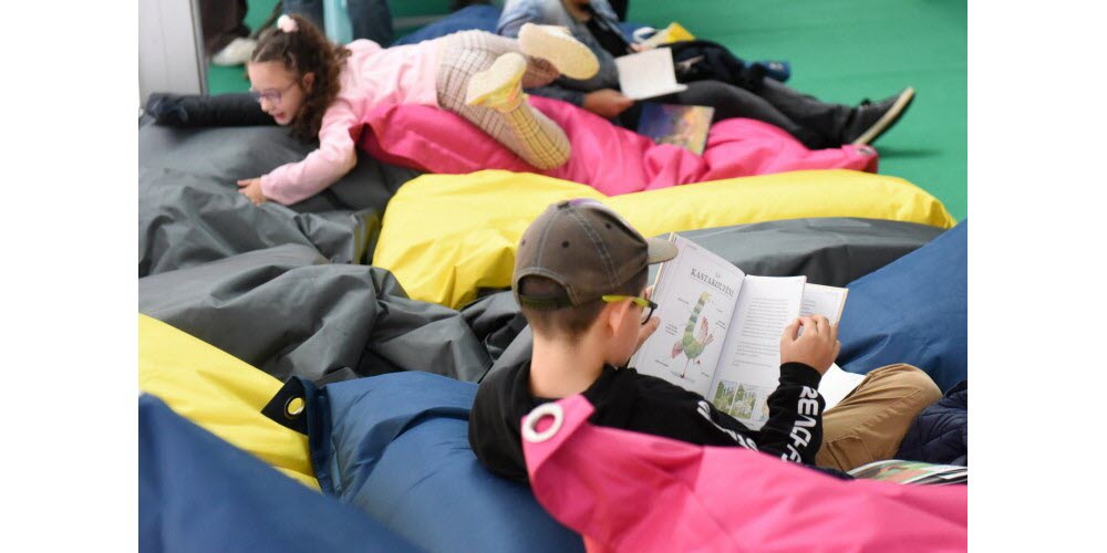 Espace détente/lecture sous le chapiteau de Chavanelle. Photo Sonia Barcet