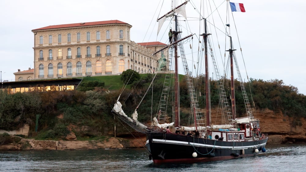 à Marseille, les ambassadeurs de paix à bord du "Bel Espoir" ont touché terre au J4