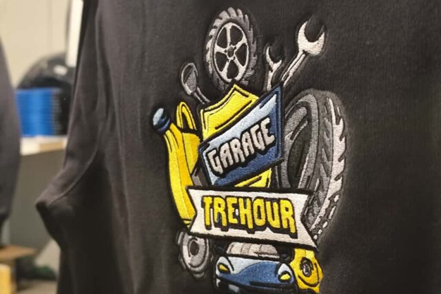 broderie, sérigraphie, transfert… « À partir de cinq unités, on peut personnaliser les vêtements. Imprimer sur des gobelets ou sur des textiles, ça ne change pas énormément. » (© Brian Le Goff / actu Rennes)