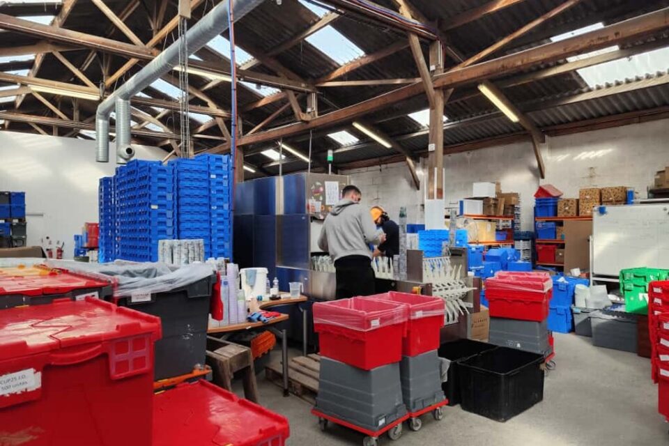 Au milieu de l'entrepôt d'esprit Planète, l'ensemble de la chaîne de lavage des gobelets réutilisables s'organise autour de la nouvelle machine à laver qui a coûté 250 000 euros à l'entreprise.