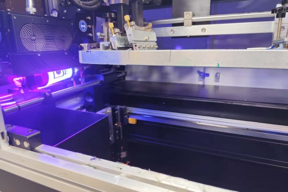 Depuis peu, Esprit Planète dispose d'une nouvelle machine pour imprimer sur les gobelets.