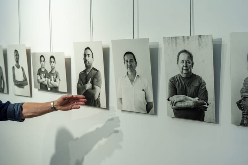 Des gueules, des regards malicieux, des traits étirés par le temps et des joues juvéniles peuplent les murs de la Maison des quartiers sud.