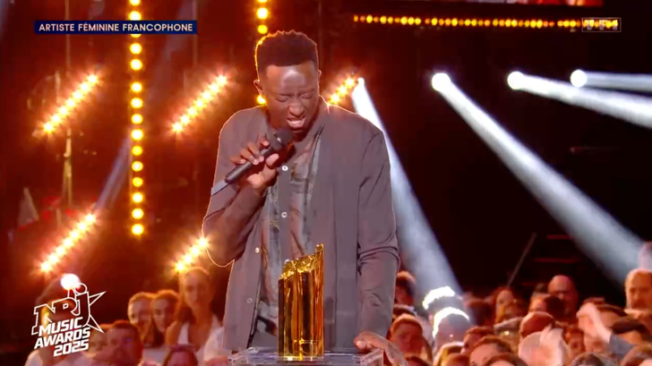 L’humoriste Ahmed Sylla a poussé la chansonnette sur la scène des NRJ Music Awards 2025.