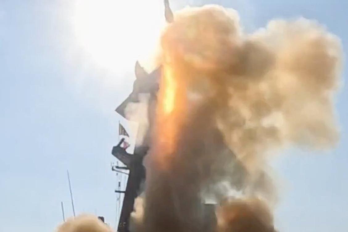 Au large de Toulon, deux frégates réussissent à intercepter à l’entraînement des menaces supersoniques à l’aide de missiles Aster 30