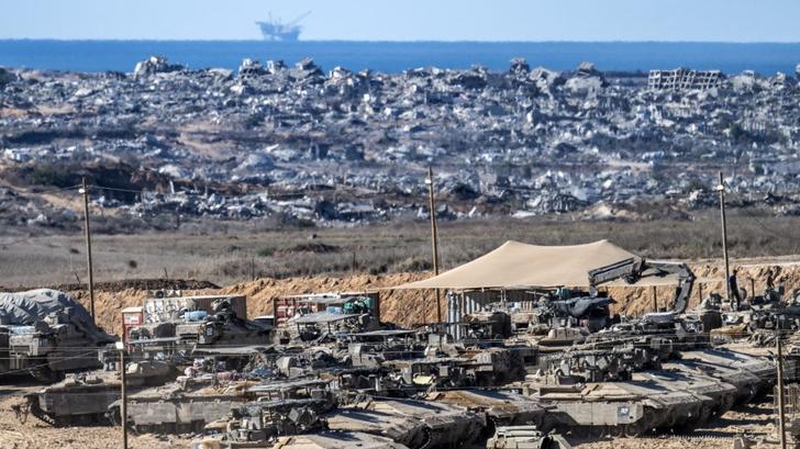 Des chars et des véhicules militaires israéliens sont déployés, après la mise en œuvre du cessez-le-feu entre Israël et le Hamas à Gaza, le 14 octobre 2025.