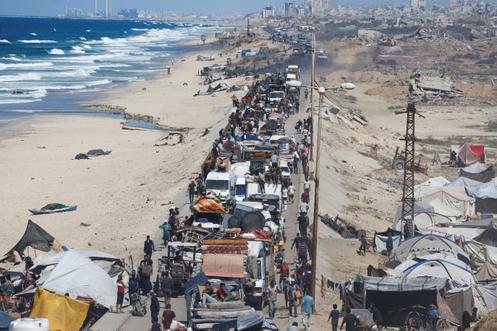 Des déplacés palestiniens fuyant la ville de Gaza, le 2 octobre 2025.