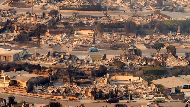 Vue aérienne de maisons incendiées lors de l’incendie près du quartier de Pacific Palisades à Los Angeles, le 9 janvier 2025.