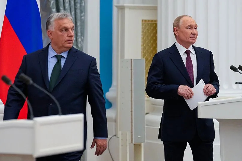 Le président russe Vladimir Poutine et le Premier ministre hongrois Viktor Orbán arrivent pour faire des déclarations à la presse, à Moscou, le 5 juillet 2024