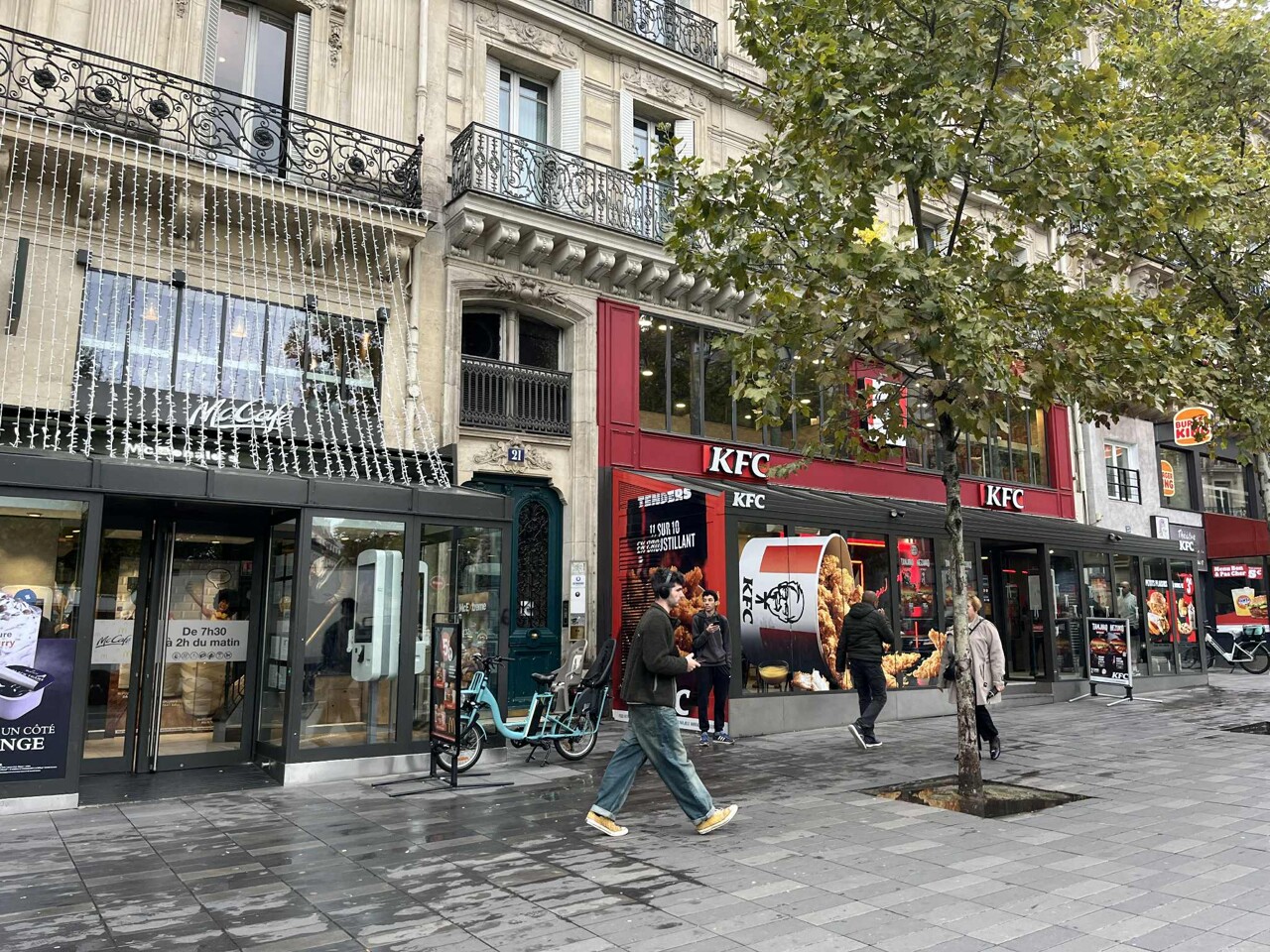 Five Guys, Mc Donald's, Burger King, KFC... La place de la République à Paris frôle-t-elle l'indigestion ?