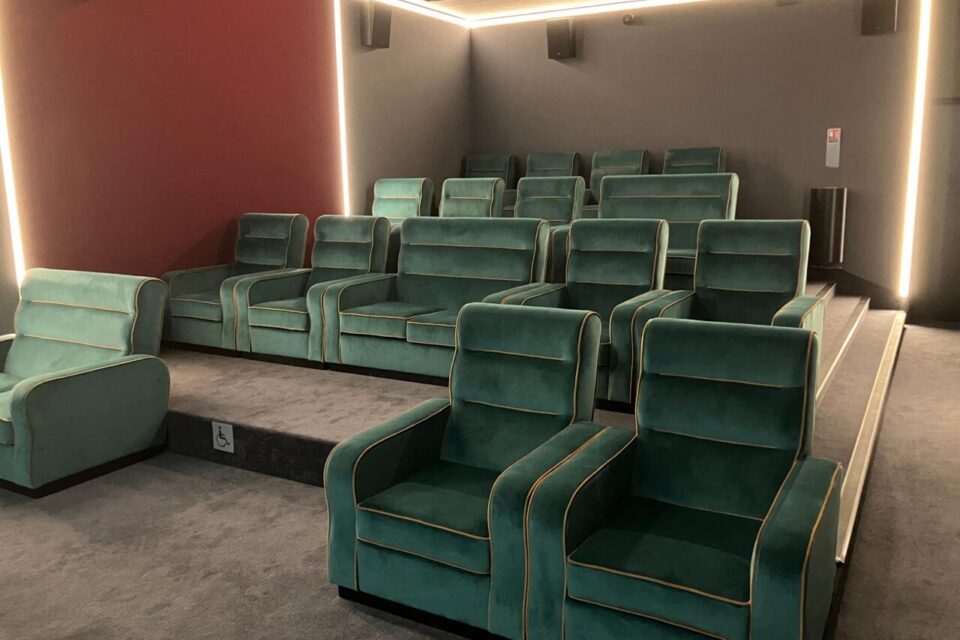 Des fauteuils hyper confortables ont été installés dans la plus petite salle du cinéma.