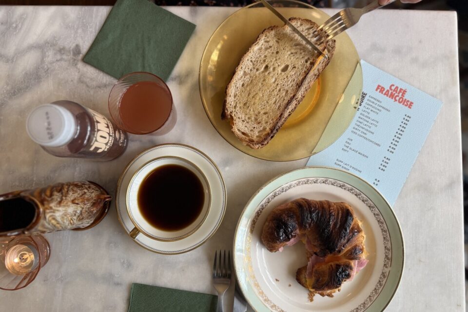 Le midi au Café Françoise à Lille (Nord), on trouve des tartines, un croissant salé et autres spécialités, à déguster avec un 