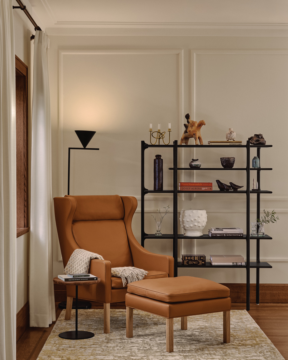 Ce fauteuil en cuir du designer Børge Mogensen fabriqué par la marque danoise Frederica, et installé devant une étagère de Monica Förster pour Zanat, est l’une des pièces phares de la maison.