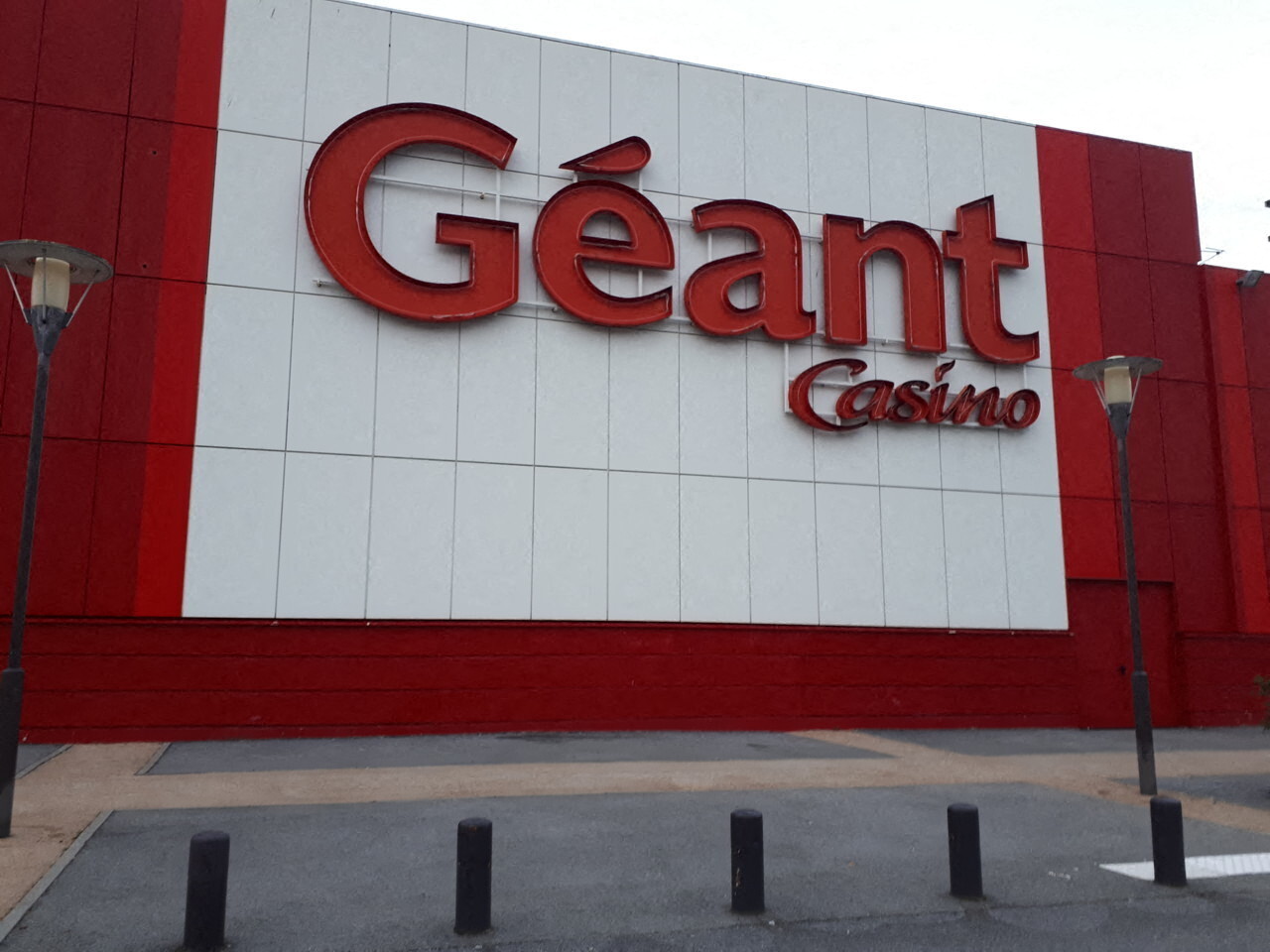 voici cinq choses à savoir sur Casino, devant la justice avec son ex-PDG Naouri