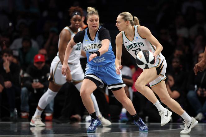 Marine Johannès (à droite), joueuse des New York Liberty, lors d’un match face au Chicago Sky, au Barclays Center à New York (Etats-Unis), le 10 juin 2025.