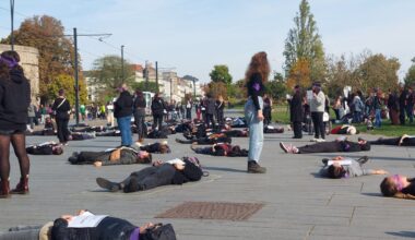 allongées, elles rendent "femmage" aux victimes de féminicides