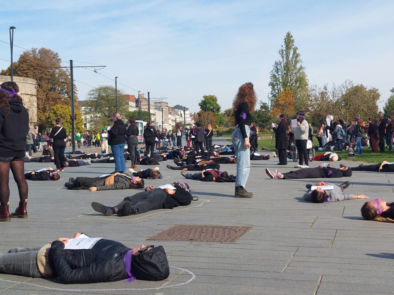 allongées, elles rendent "femmage" aux victimes de féminicides