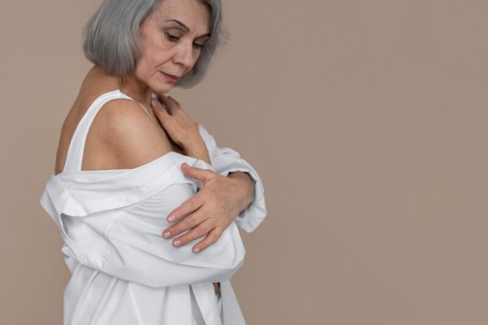 femme 70 ans cancer sein chimiotherapie hormonothérapie tumeur etude france institut curie unicancer ma sante Une femme âgée souffrant d'un cancer du sein.