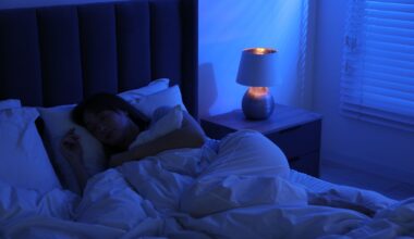 il se glisse dans le lit d'une femme pendant que son compagnon est allé sortir le chien