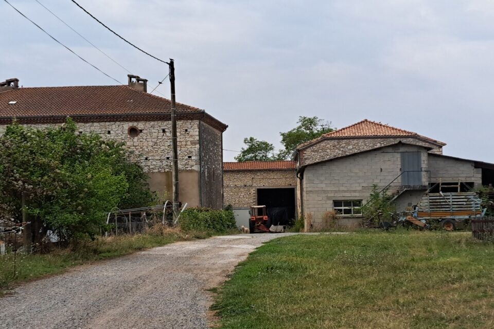 La fameuse ferme, fouillée par les gendarmes.