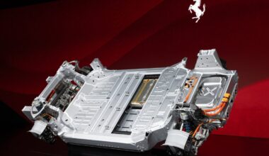 Ferrari se lance dans l’électrique avec un modèle à quatre portes signé Jony Ive