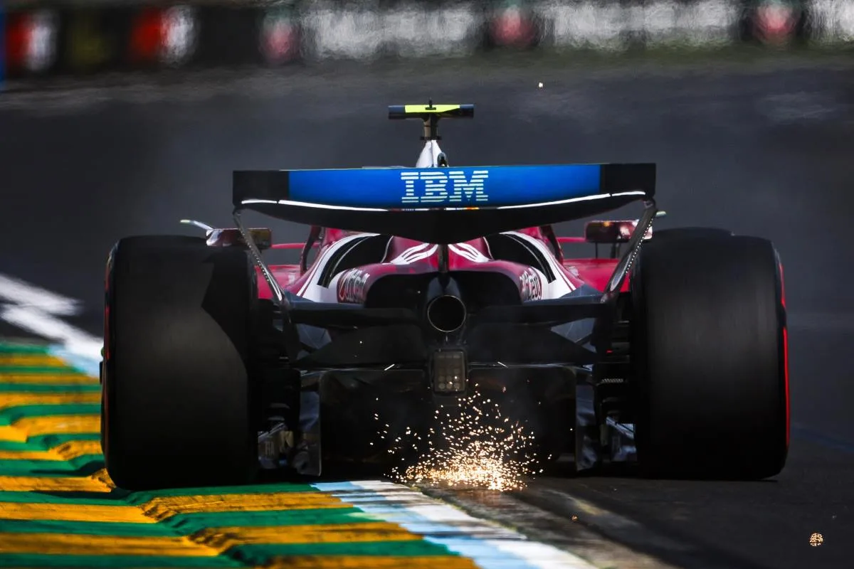 Étincelles sous la Ferrari SF-25 en sortie de virage sur un vibreur en pleine course