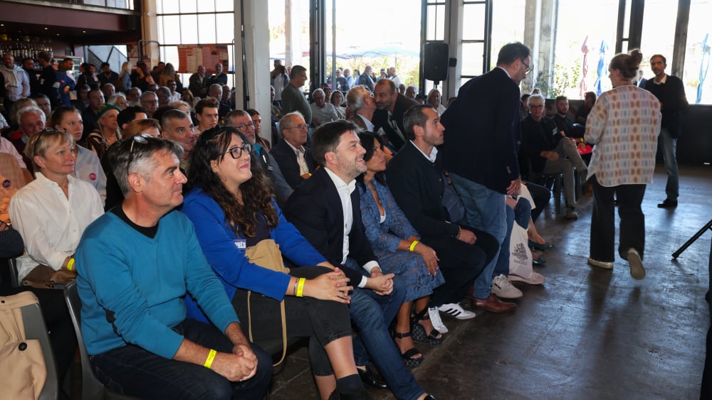 face à la crise politique, le PS mise sur "l'exemple local" et une "union de la gauche"