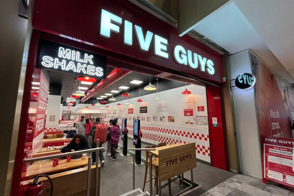 Le restaurant Five Guys de Lyon Part-Dieu va passer en partie halal.