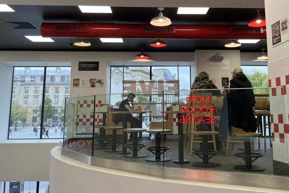 Le restaurant Five Guys de plus de 600 m² offre une vue panoramique sur la Marianne de la place de la République. 