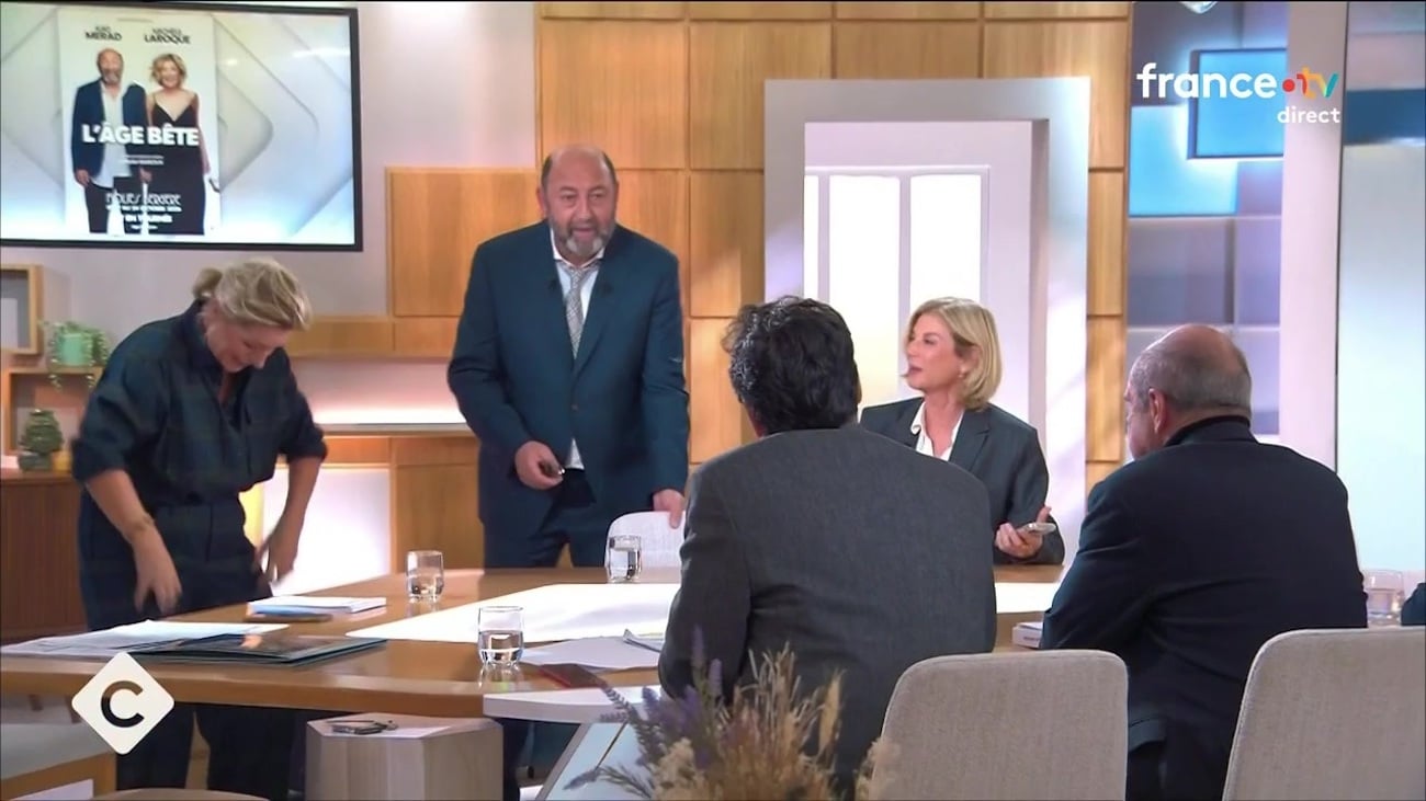 “C’est urticant” : Anne-Elisabeth Lemoine à deux doigts de se gratter les parties intimes en plein direct