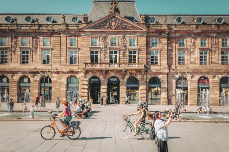 vélos, place Kléber en été