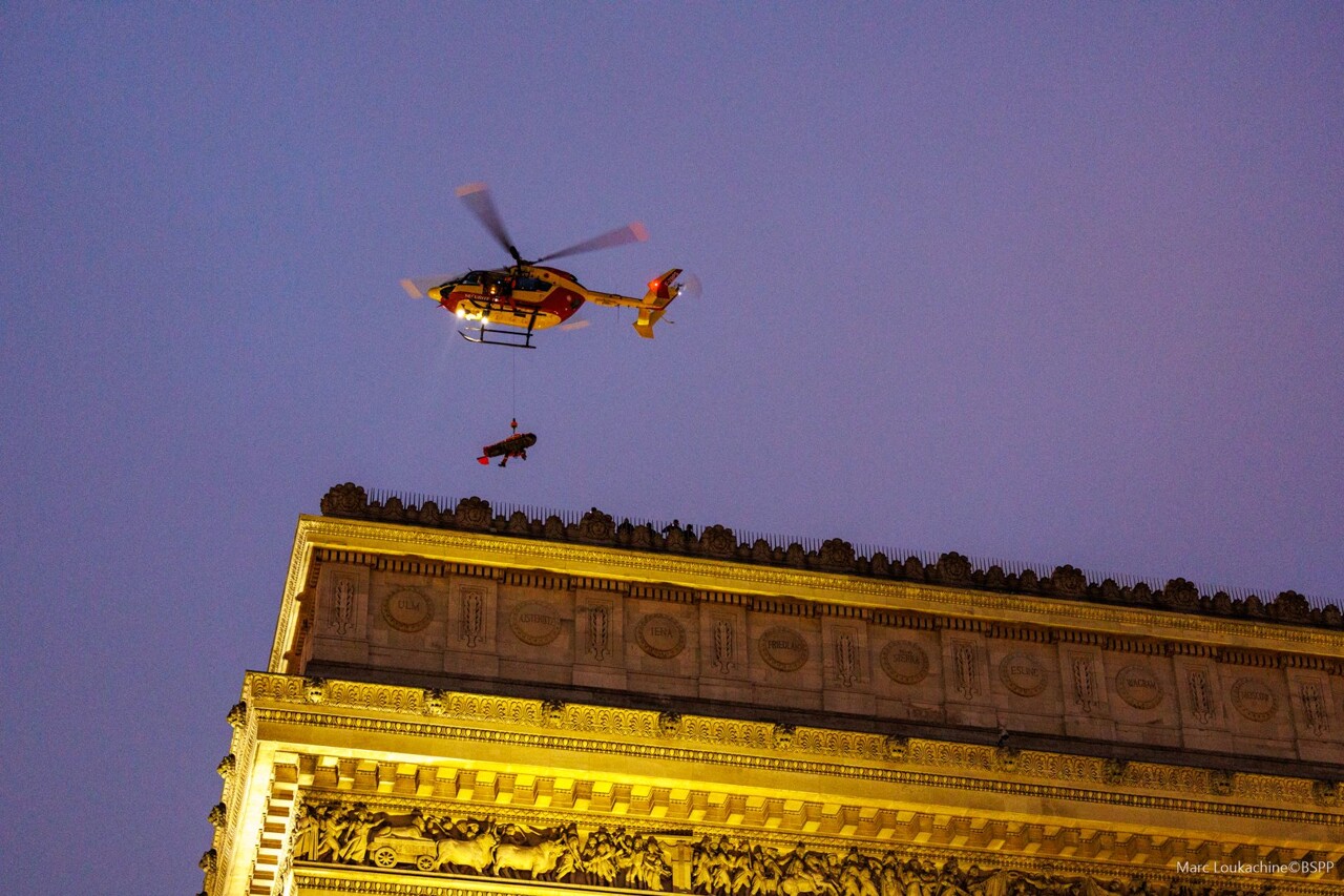 VIDÉO. Les images spectaculaires de l'évacuation par hélicoptère d'un blessé depuis l'Arc de Triomphe