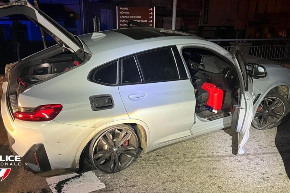 Les images de la course poursuite avec une BMW transportant 450 kg de résine de cannabis, importée d'Espagne à Saint-Etienne, qui a terminé sur une interpellation à la sortie de l'autoroute A7.