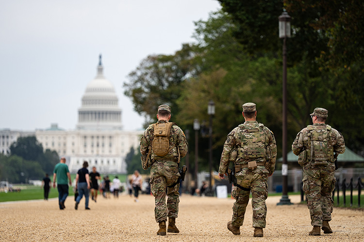 La stratégie de la peur : Trump militarise l’Amérique, ville après ville
