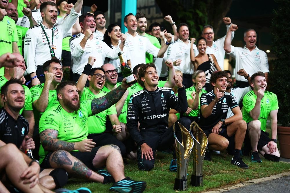 George Russell et l'équipe Mercedes fêtant la victoire de SIngapour.