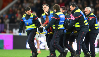 Georges-Henri Colombe (Toulouse) évacué sur civière après un déblayage de Ma'a Nonu