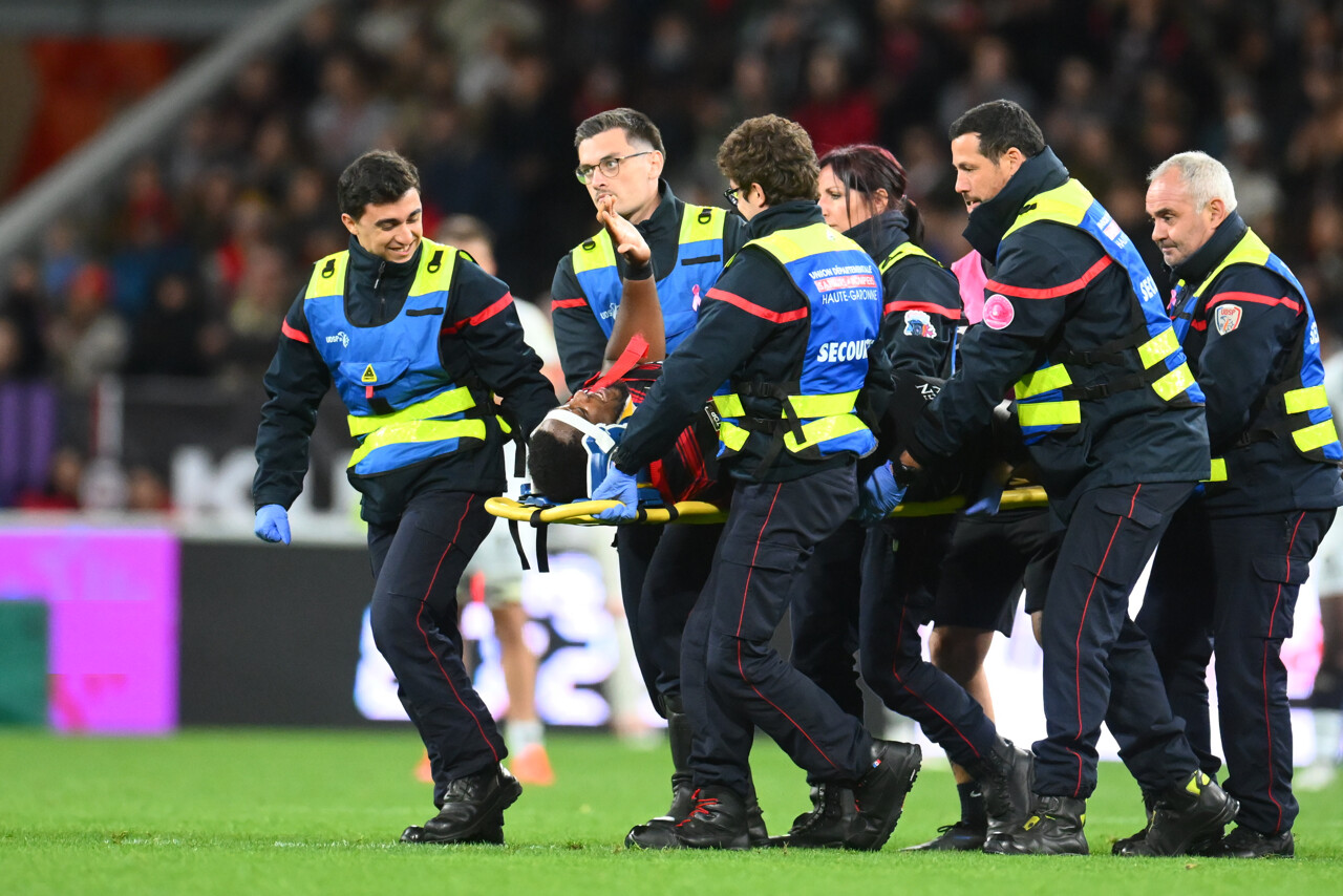 Georges-Henri Colombe (Toulouse) évacué sur civière après un déblayage de Ma'a Nonu