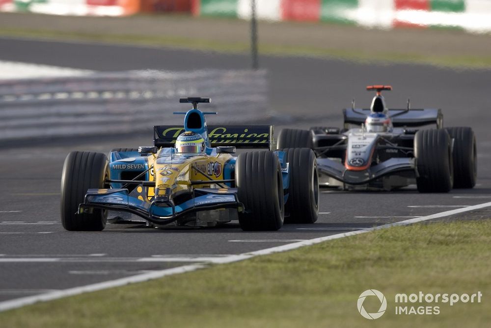 Giancarlo Fisichella (Renault R25) devant Kimi Räikkönen (McLaren MP4-20).