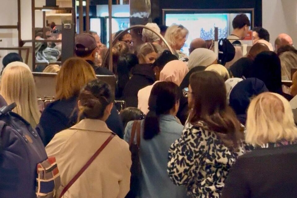 Des centaines de personnes ont joué des coudes.