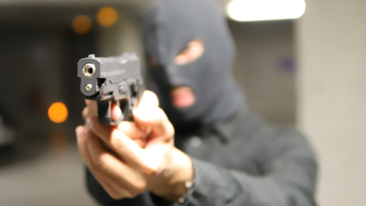 cinq impacts de balles retrouvés sur une porte d'appartement